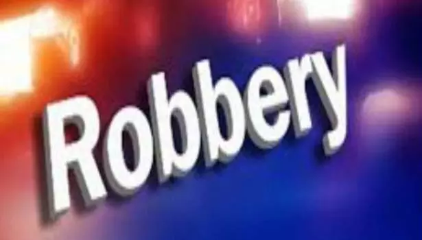 கடையின் மேற்கூரையில் துளையிட்டு ரூ.20 ஆயிரம் திருட்டு கடையின் மேற்கூரையில் துளையிட்டு ரூ.20 ஆயிரம் திருட்டு