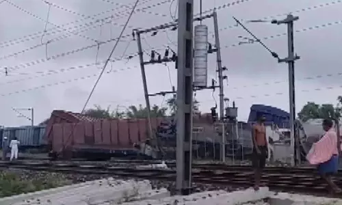 மேற்கு வங்காளத்தில் இரண்டு ரெயில்கள் மோதி விபத்து