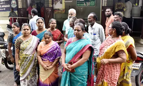 ஈரோடு சின்ன மார்க்கெட் வளாகத்தில் உள்ள அம்மா உணவக ஊழியர்கள் திடீர் போராட்டம்