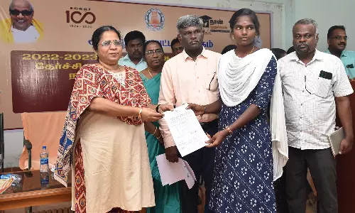 நான் முதல்வன் திட்டத்தின் கீழ் உயர்கல்வி பயிலும் மாணவர்களுக்கு சான்றிதழ்கள் வழங்கும் முகாம்