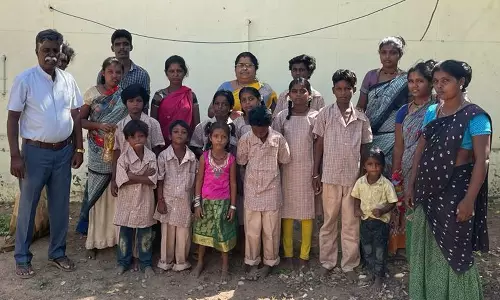 நாவல்ஏரியில் நரிக்குறவ பழங்குடியினத்தை சேர்ந்த 20 குழந்தைகள் பள்ளியில் சேர்ப்பு