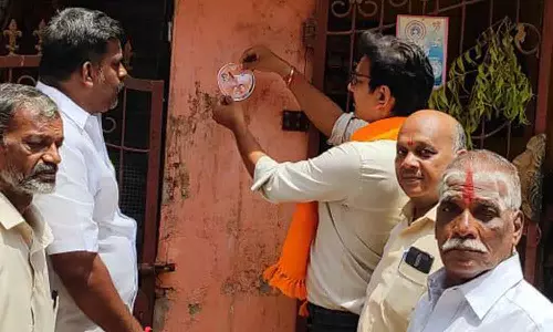 வீடு வீடாக சென்று மோடி அரசின் சாதனை விளக்கம்