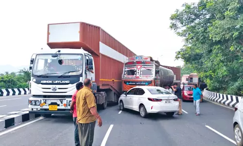 சேலம் பட்டர்பிளே பாலத்தில் வேளாண் உதவி அதிகாரி கார் மீது லாரி மோதல்