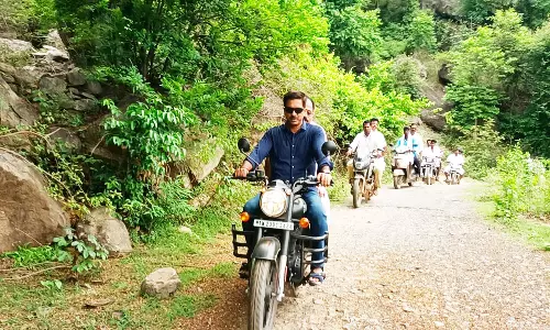 தெள்ளை மலை கிராமத்திற்கு பைக்கில் சென்று கலெக்டர், எம்.எல்.ஏ. ஆய்வு