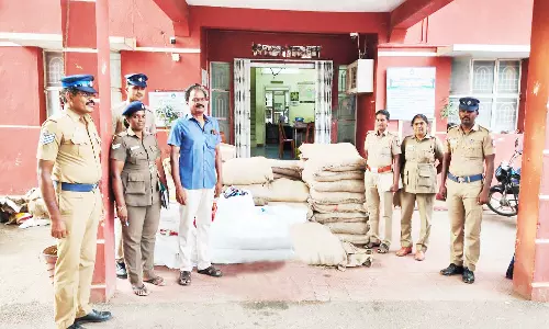 ரூ.15 லட்சம் குட்கா, 2 கார் பறிமுதல்