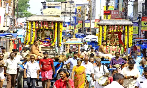 ஆனித்திருவிழாவின் 2-வது நாளான இன்று நெல்லையப்பர்- காந்திமதி அம்பாள்  வெள்ளி வாகனங்களில் வீதி உலா