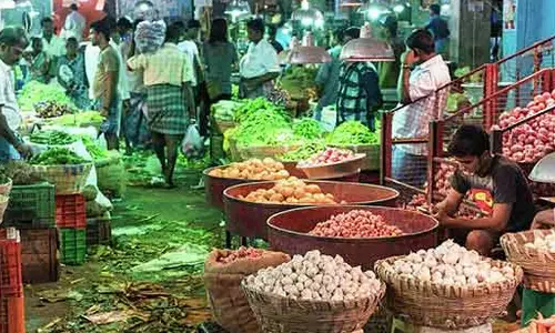 கோயம்பேடு மார்க்கெட்டில் வரத்து குறைந்ததால் காய்கறிகள் விலை அதிகரிப்பு