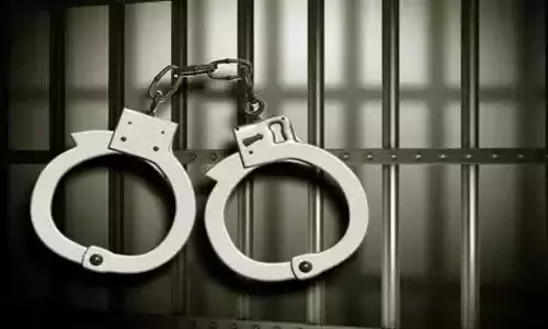 டாஸ்மாக் கடையில் வாங்கி அதிக விலைக்கு மது விற்ற துணை  நடிகர் -2 பேர் கைது