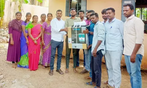 அரசு பள்ளிக்கு குடிநீர் சுத்திகரிப்பான் வழங்கிய முன்னாள் பள்ளி மாணவர்கள்