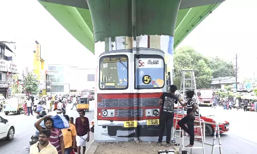 கோவை மேம்பால தூண்களில் டவுன் பஸ்-மலை ரெயிலை வரைந்து அசத்தும் ஓவியர்கள்