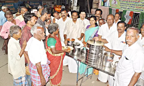 பொதுமக்களுக்கு அன்னதானம்