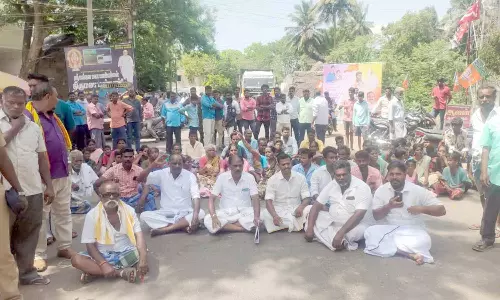 மின்கம்பி அறுந்து விழுந்து மாணவி படுகாயம்; கிராமமக்கள் சாலை மறியல்