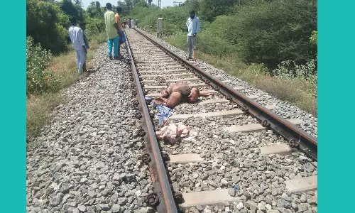 ெரயில் முன் பாய்ந்து கட்டிட காண்டிராக்டர் தற்கொலை