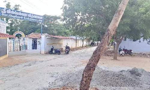 மாலைமலர் செய்தி எதிரொலி-பள்ளி முன்பு இருந்த ஆவின் பெட்டிகள் அகற்றம்