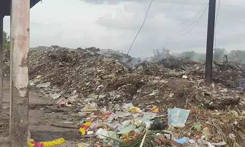 சுடுகாட்டை சுற்றி குவிந்துள்ள குப்பை அகற்றப்படுமா?