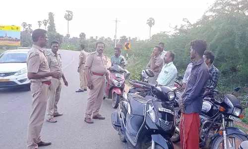 ஹெல்மெட் அணிவதன் அவசியம் குறித்து வாகன ஓட்டிகளிடம் விழிப்புணர்வு