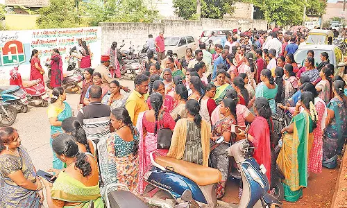 புதிய பணியிடமாற்றல் கொள்கைக்கு எதிர்ப்பு தெரிவித்து முதலமைச்சர் ரங்கசாமி வீட்டை முற்றுகையிட்ட ஆசிரியர்கள்