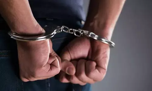 மும்பையில் கனமழை: வடிகாலில் விழுந்து இரண்டு தொழிலாளர்கள் பலி- 4 பேர் கைது