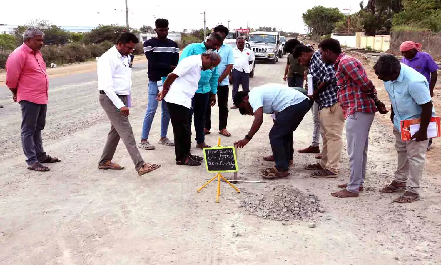பல்லடத்தில் சாலை விரிவாக்க பணியை கண்காணிப்பு பொறியாளர்  ஆய்வு