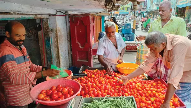 சேலம் மார்க்கெட்டுகளில்தக்காளி விலை ரூ.75 ஆக உயர்வு