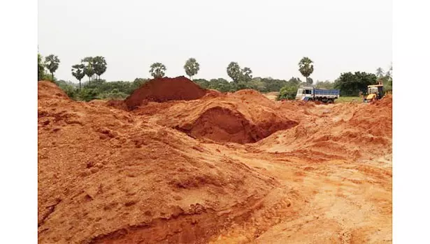 டிப்பர் லாரியில் செம்மண் கடத்தல்