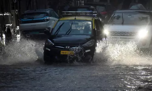 வெள்ளத்தில் மிதக்கும் மும்பை- மேலும் 2 நாட்களுக்கு கனமழை எச்சரிக்கை