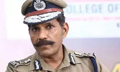 டி.ஜி.பி. சைலேந்திரபாபுவை சந்திக்க வேண்டும்- செல்போன் டவரில் ஏறி பிரபல கொள்ளையன் மிரட்டல்