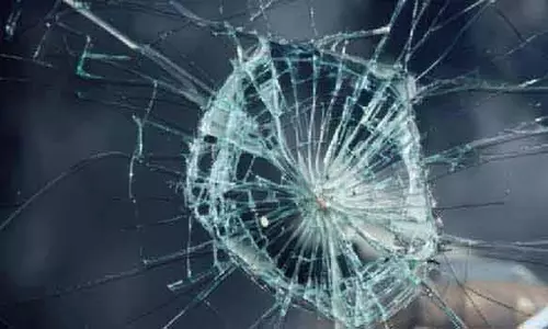 நிறுத்தாமல் சென்றதால் ஆத்திரம்- பஸ் மீது கல்வீசிய பெண்ணுக்கு ரூ.5 ஆயிரம் அபராதம்