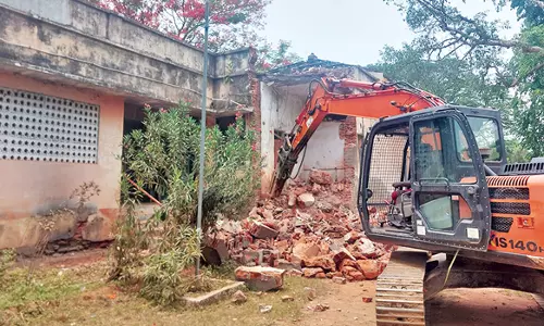 மேட்டூரில் ஐஸ் உற்பத்தி கட்டிடம் இடித்து அகற்றம்