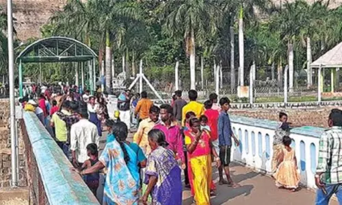 மேட்டூர் அணையை ஒரே நாளில் 7,216 சுற்றுலா பயணிகள் பார்வையிட்டனர்