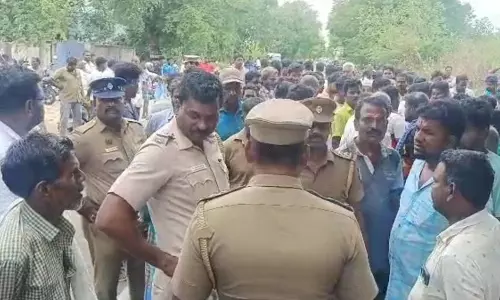 ஆற்காடு அருகே பஸ் மோதி சென்னை கார் கம்பெனி ஊழியர்-மனைவி பலி