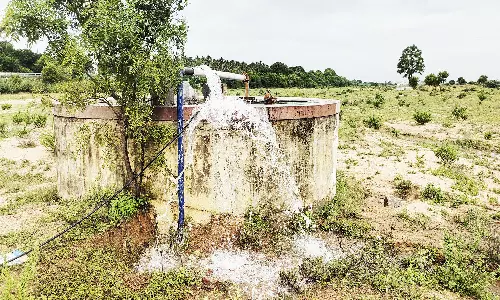 ஆற்காடு பாலாற்றில் உறை கிணறு குழாய் உடைந்து வீணாகும் குடிநீர்