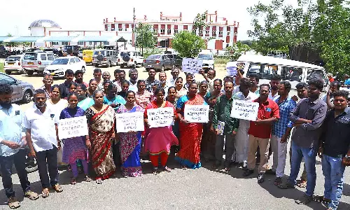 வீரபாண்டி அடுக்குமாடி குடியிருப்போர் சங்கம் சார்பில் கலெக்டரிடம் மனு