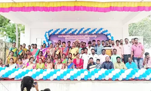 அரசு பள்ளியில் முன்னாள் மாணவர்கள் சந்திப்பு