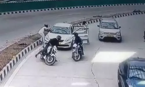 டெல்லியில் பட்ட பகலில் காரை மறித்து துப்பாக்கி முனையில் ரூ.2 லட்சம் கொள்ளை