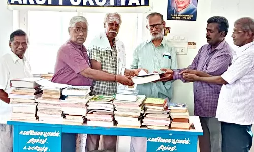 திருச்சுழி நூலகத்திற்கு புத்தகங்கள் அன்பளிப்பு