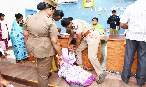 வேலூர் கலெக்டர் அலுவலகத்தில் மனு அளிக்க வந்த பெண் மயங்கி விழுந்ததால் பரபரப்பு