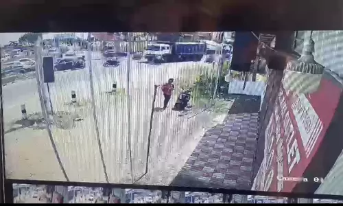 தம்பதி சென்ற மோட்டார் சைக்கிள் மீது லாரி மோதும் வீடியோ காட்சிகள் வெளியாகின