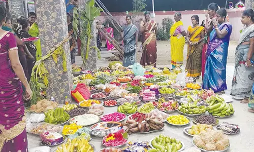 அம்மனுக்கு சீர்வரிசை எடுத்து வந்து பக்தர்கள் வழிபாடு