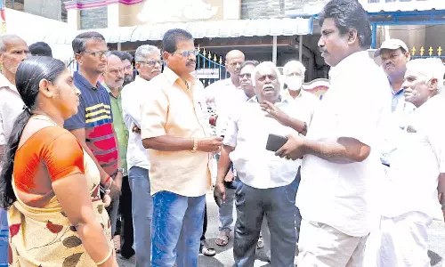 சுத்தம் செய்யாமல் சாலை போடுவதாக பொதுமக்கள் குற்றச்சாட்டு