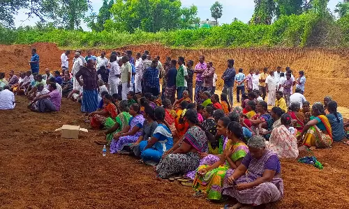 கீழ்பவானி கால்வாயில் இறங்கி விவசாயிகள் போராட்டம்