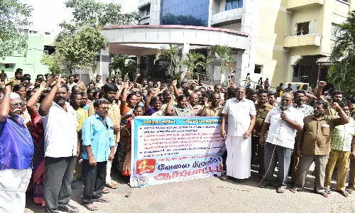 மாநகராட்சி அலுவலகம் முன்பு தூய்மை பணியாளர்கள் ஆர்ப்பாட்டம்