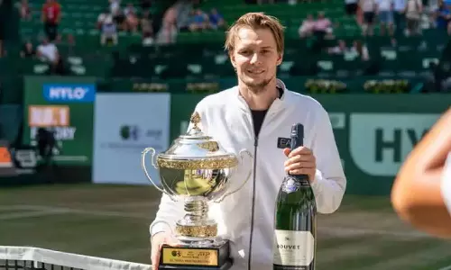 மூன்றாம் நிலை வீரர் ரூப்லேவை வீழ்த்தி ஹாலே ஓபன் பட்டத்தை வென்றார் கஜகஸ்தான் வீரர்