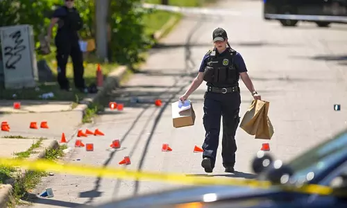 அமெரிக்காவில் பார்க்கிங் பகுதியில் துப்பாக்கிச்சூடு: 3 பேர் பலி- 5 பேர் கவலைக்கிடம்