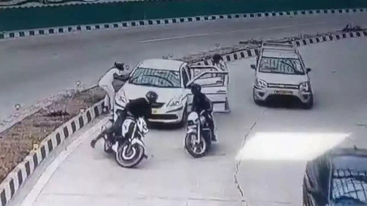 டெல்லியில் பட்டப்பகலில் வழிப்பறி சம்பவம்: இருவர் கைது- போலீஸ் விசாரணை