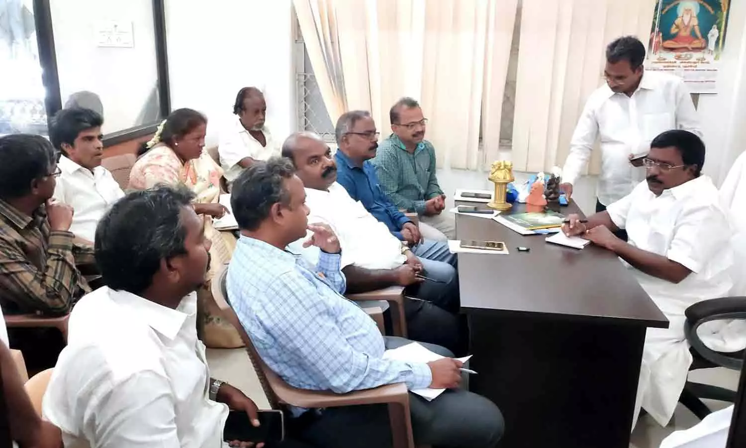 சாலை அமைக்க இடையூறாக உள்ள ஆக்கிரமிப்புகளை அகற்ற வேண்டும் சாலை அமைக்க இடையூறாக உள்ள ஆக்கிரமிப்புகளை அகற்ற வேண்டும்