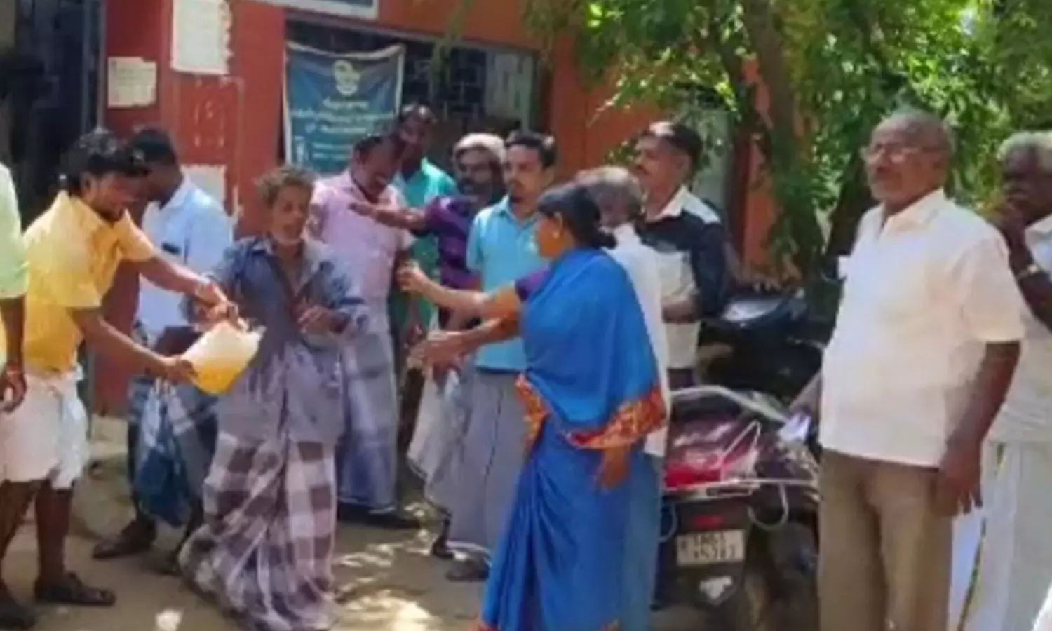 ஆண்டிமடம் சார்பதிவாளர் அலுவலகம் முன்பு விவசாயி திடீர் தீக்குளிக்க முயற்சி ஆண்டிமடம் சார்பதிவாளர் அலுவலகம் முன்பு விவசாயி திடீர் தீக்குளிக்க முயற்சி