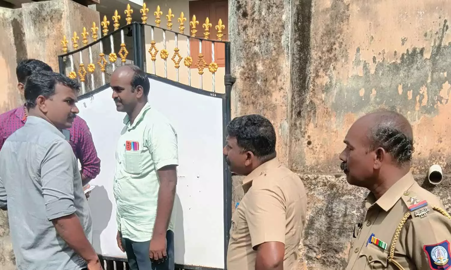 பள்ளி வாகனத்தை வழிமறித்து 3 வயது சிறுவனை கடத்திய மர்ம கும்பல்