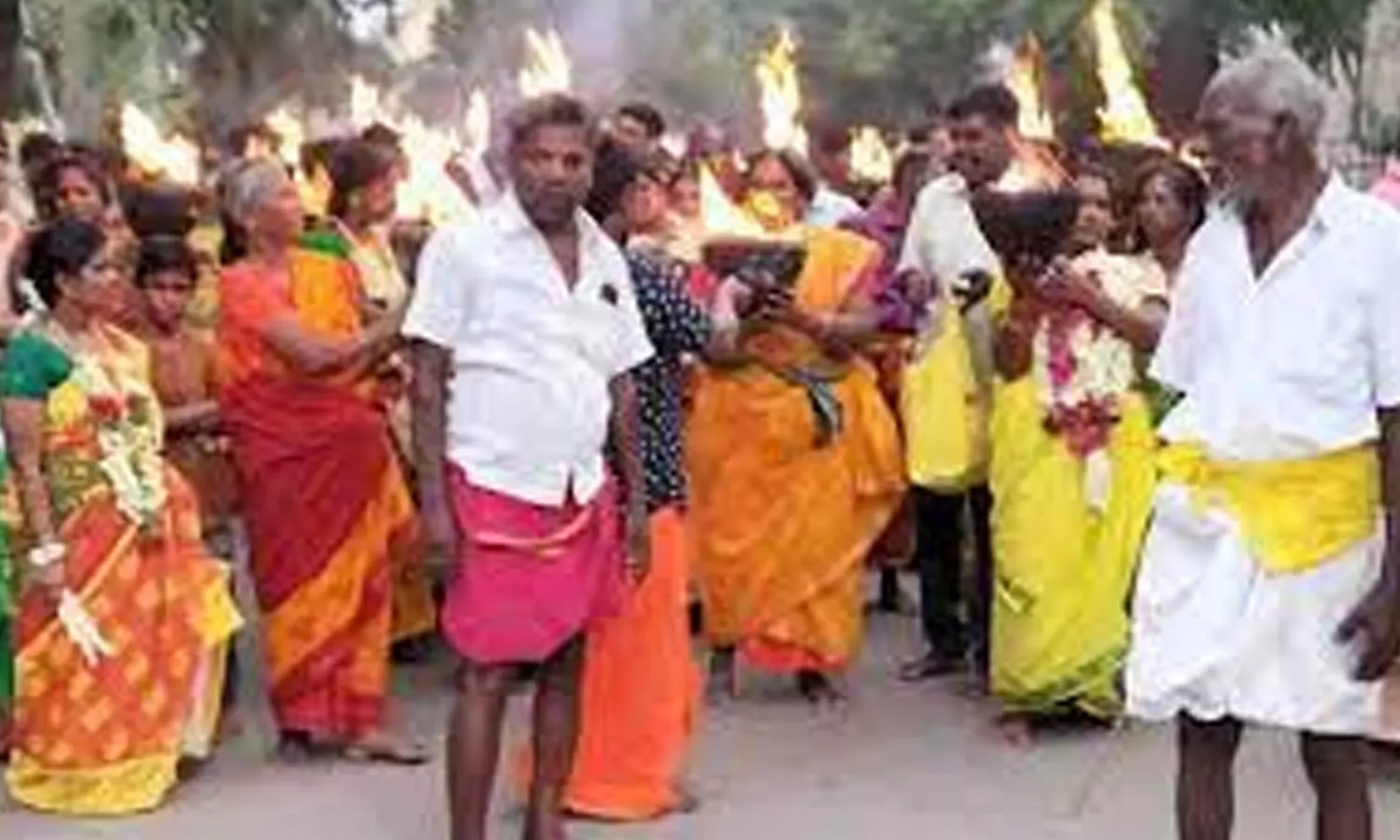 பள்ளப்பட்டி அருகே மாரியம்மன் கோவில் ஆனித்திருவிழா பள்ளப்பட்டி அருகே மாரியம்மன் கோவில் ஆனித்திருவிழா