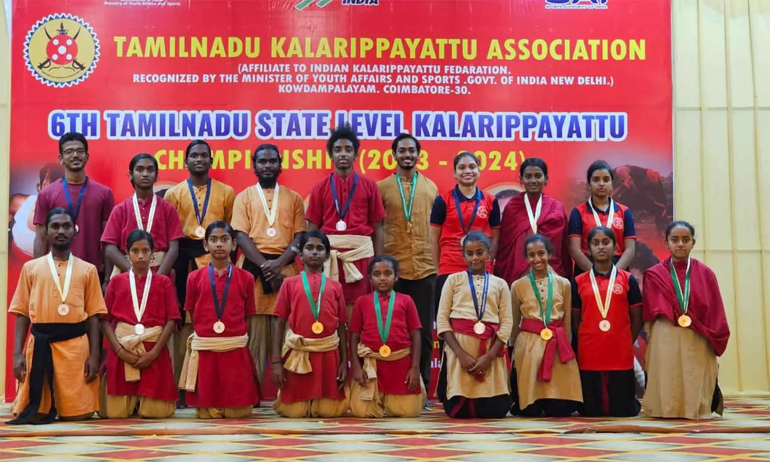 களரிப் போட்டியில் 23 பதக்கம் வென்ற ஈஷா சம்ஸ்கிரிதி! பரிசு வழங்கி பாராட்டிய பொள்ளாச்சி எம்.பி. களரிப் போட்டியில் 23 பதக்கம் வென்ற ஈஷா சம்ஸ்கிரிதி! பரிசு வழங்கி பாராட்டிய பொள்ளாச்சி எம்.பி.